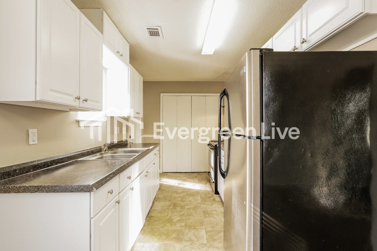1151 Weston St - Photo 6 of 15