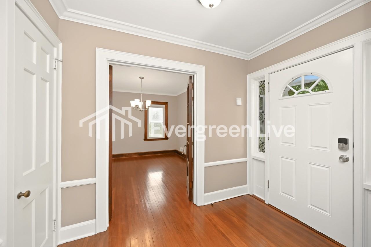 3050 Sheldon Ave - Photo 3 of 15