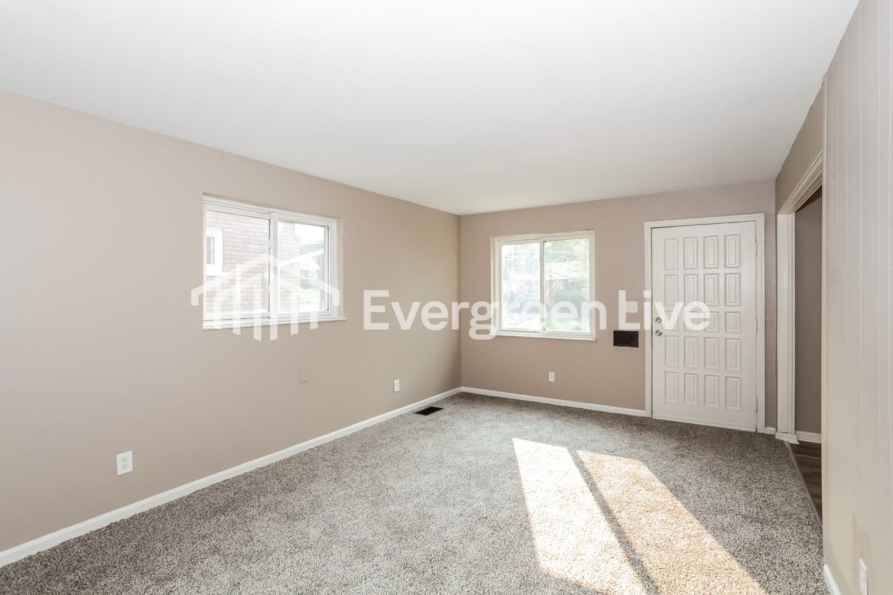 1135 Wendover Ct - Photo 3 of 15