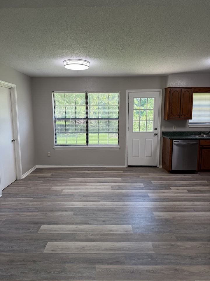 311 Whitworth St - Photo 4 of 15