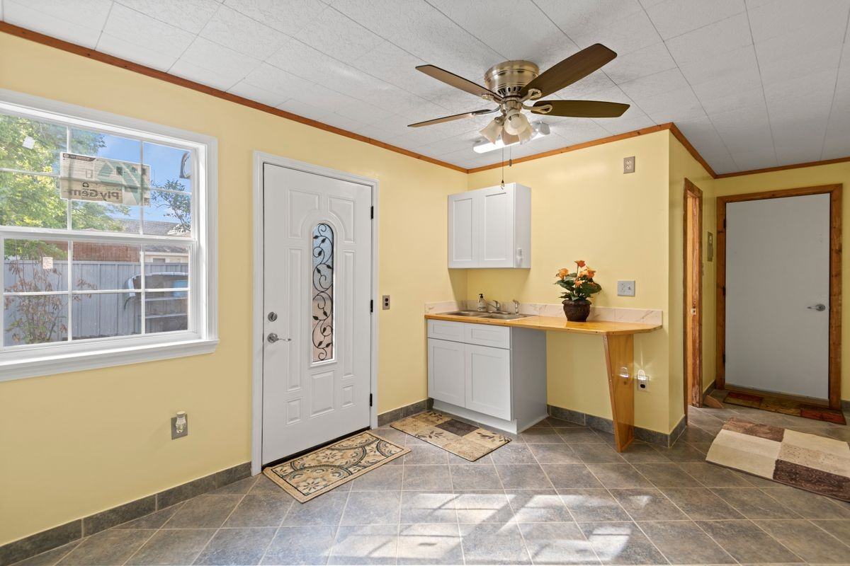135 6th St - Photo 2 of 5