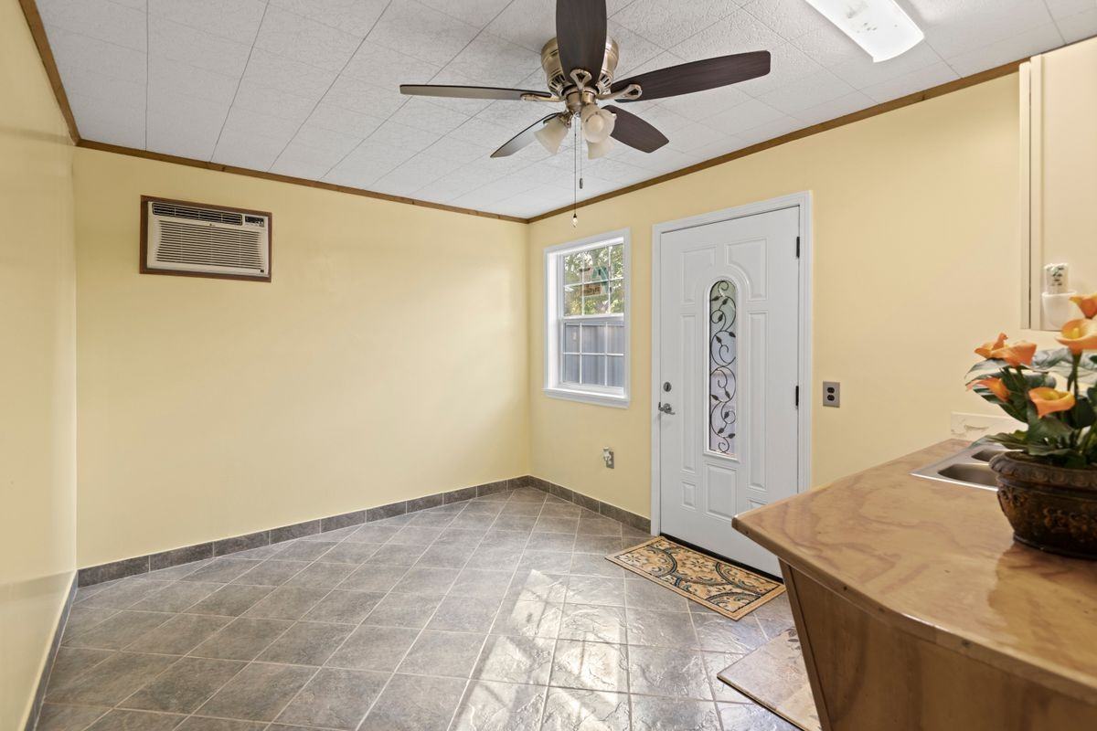 135 6th St - Photo 3 of 5