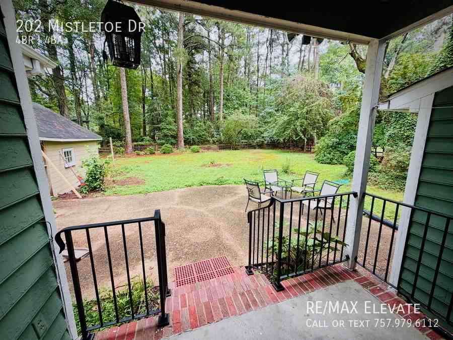 202 Mistletoe Dr - Photo 3 of 22