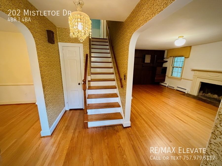 202 Mistletoe Dr - Photo 4 of 22