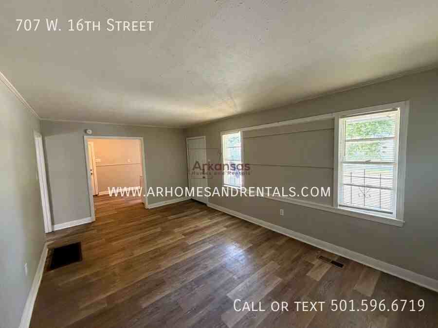 707 W 16th St - Photo 2 of 9