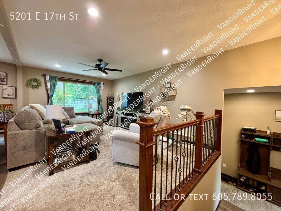 5201 E 17th St - Photo 4 of 30
