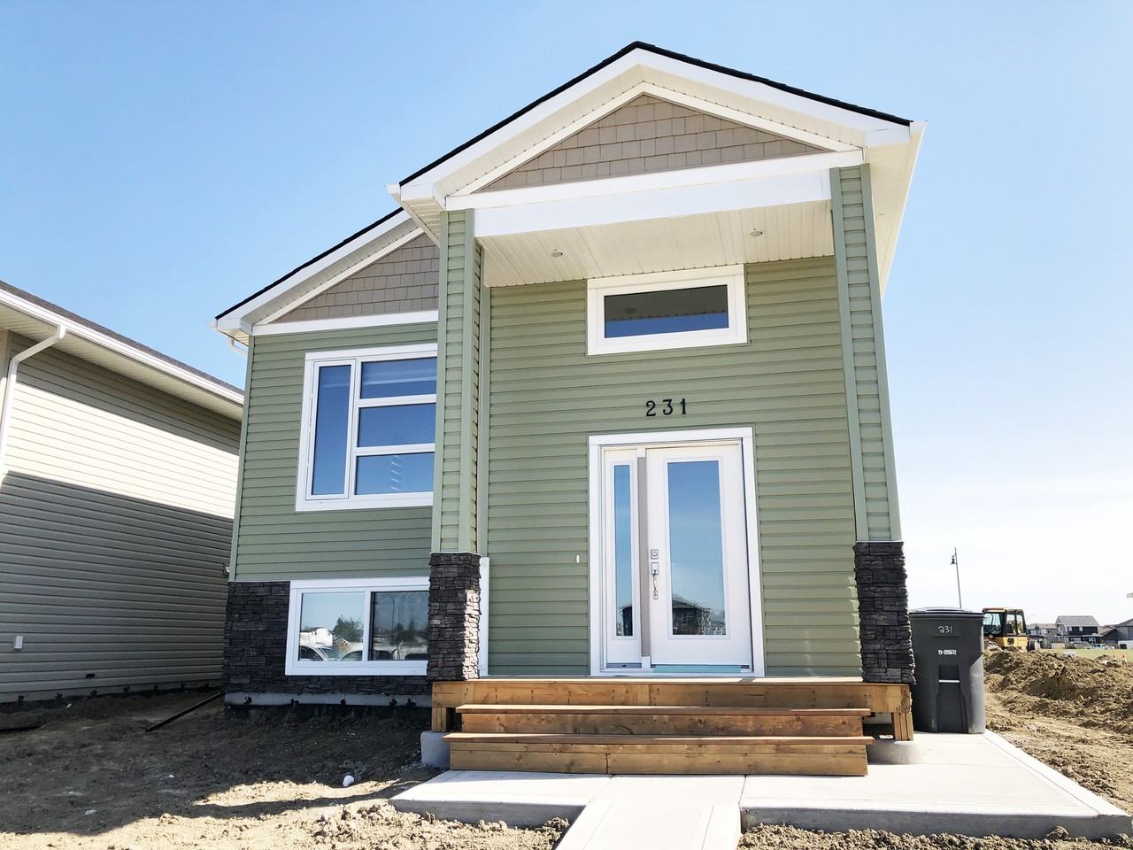 2 Bedroom | 1 Bathroom | Lower Unit 231 McArthur Crescent - Photo 2 of 23