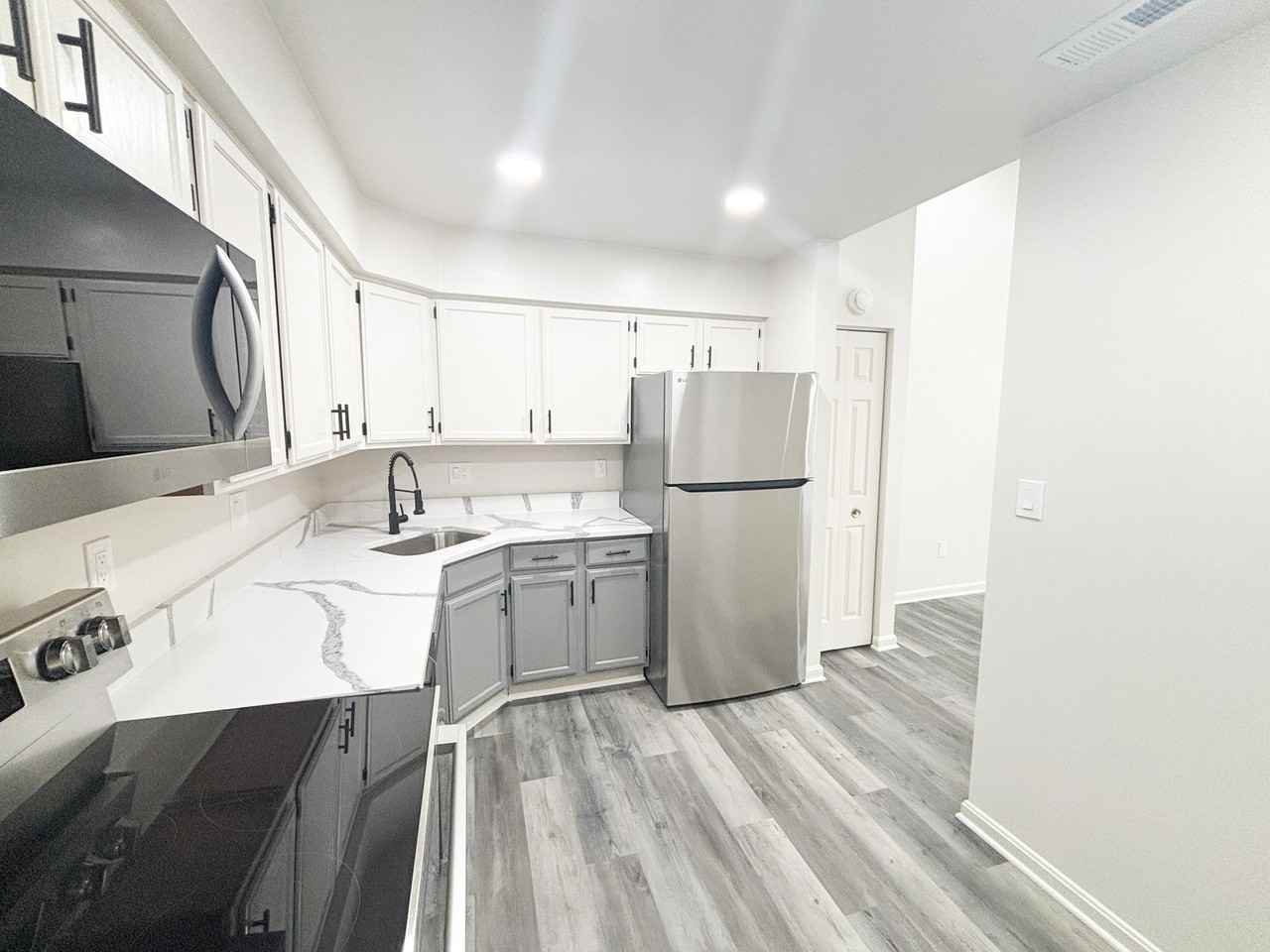 8724 Devon Hills Dr - Photo 2 of 17