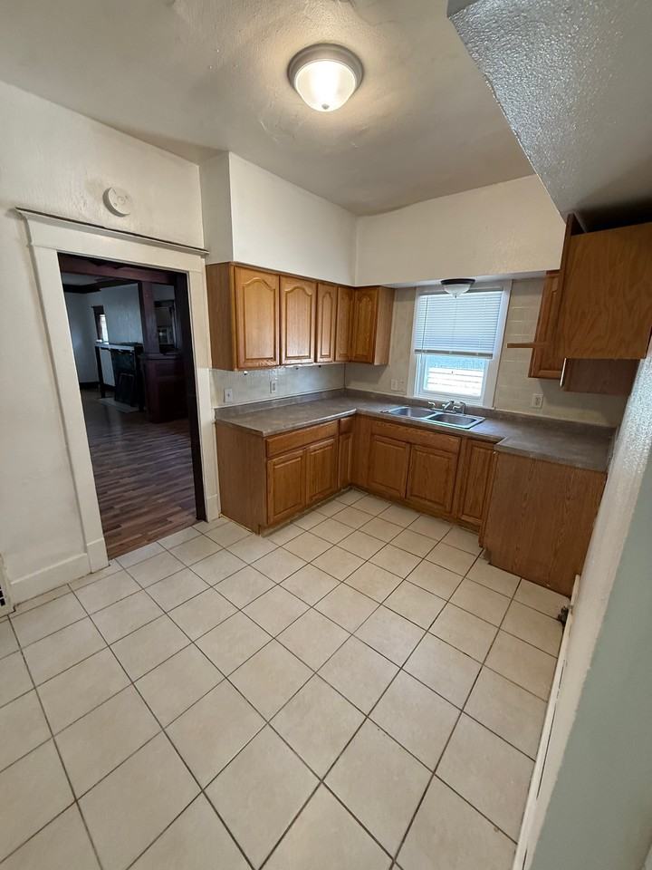 307 E Arcadia Ave - Photo 4 of 9