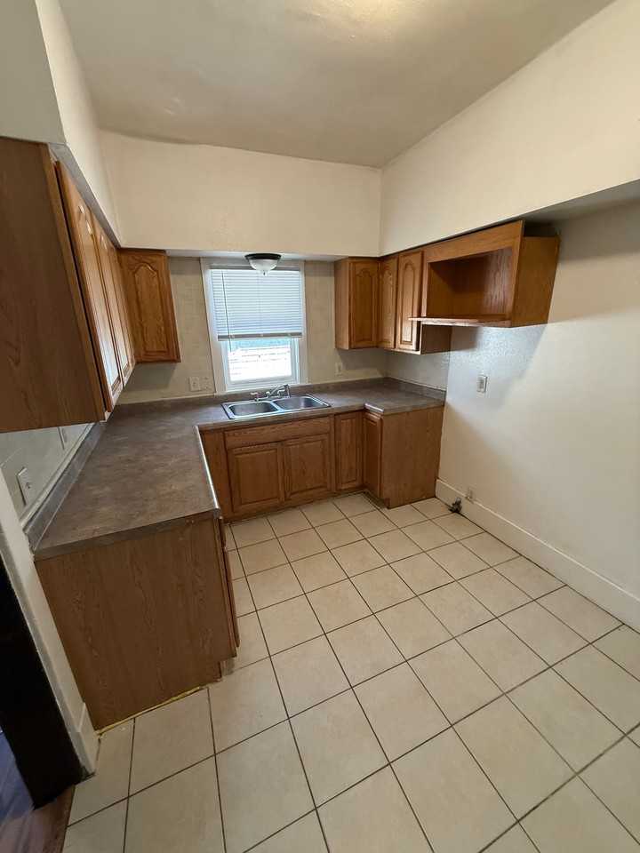 307 E Arcadia Ave - Photo 5 of 9