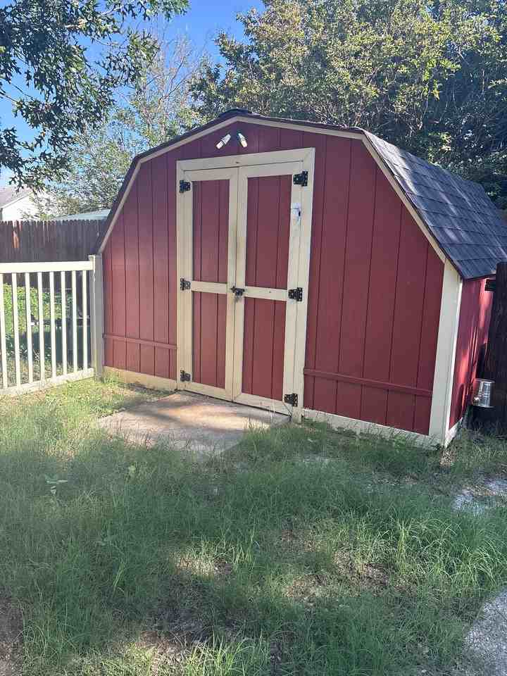 4040 Periwinkle Dr - Photo 3 of 14