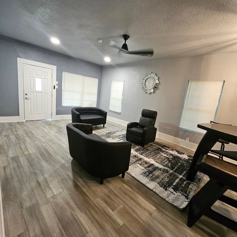 2846 Metropolitan Ave - Photo 3 of 5