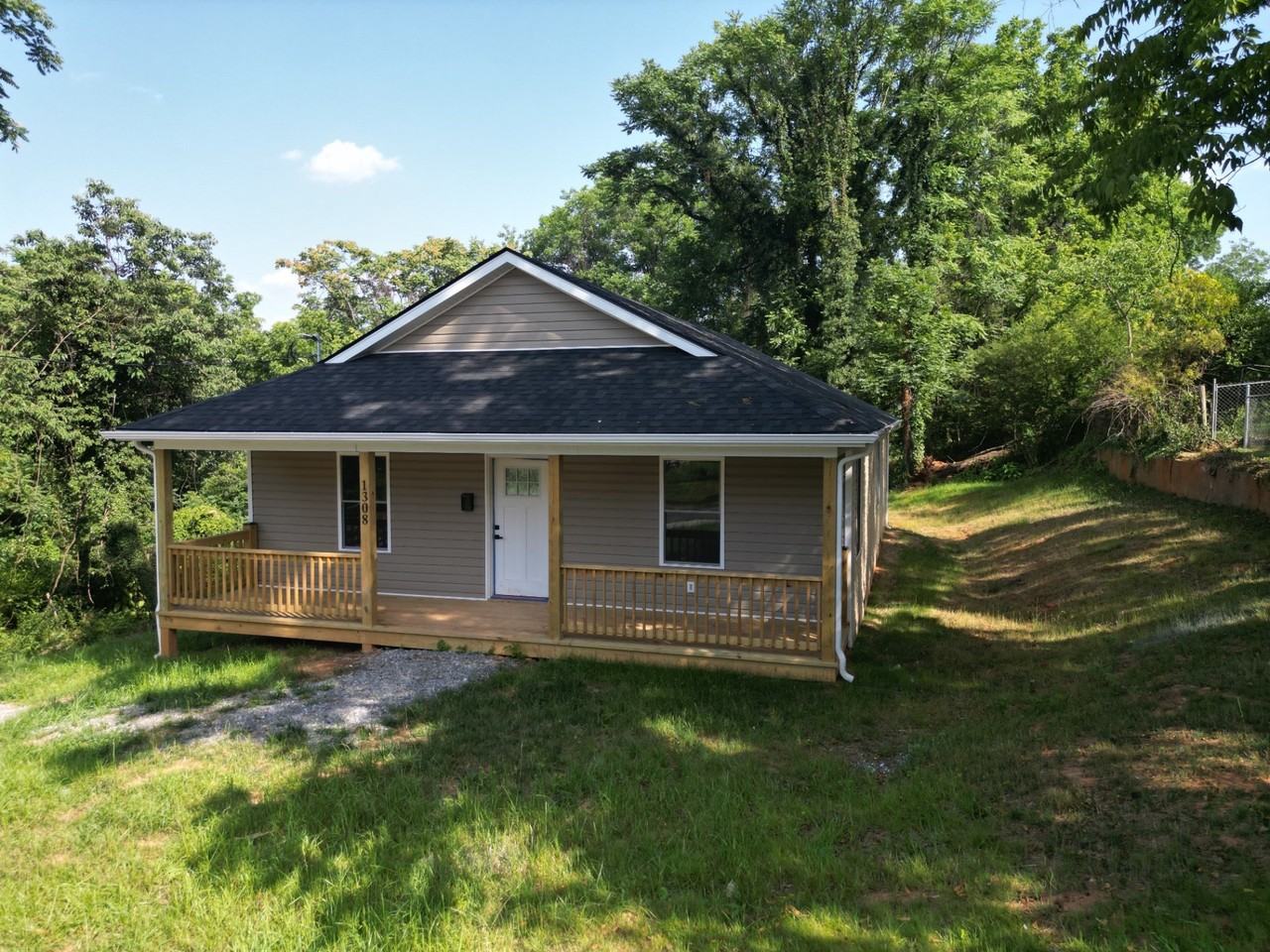 1308 16th St - Photo 2 of 24