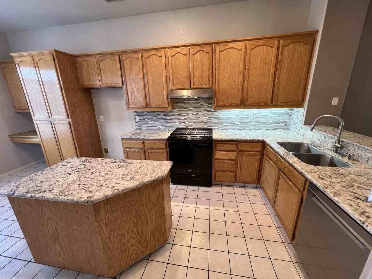 1850 Exeter Dr - Photo 3 of 20