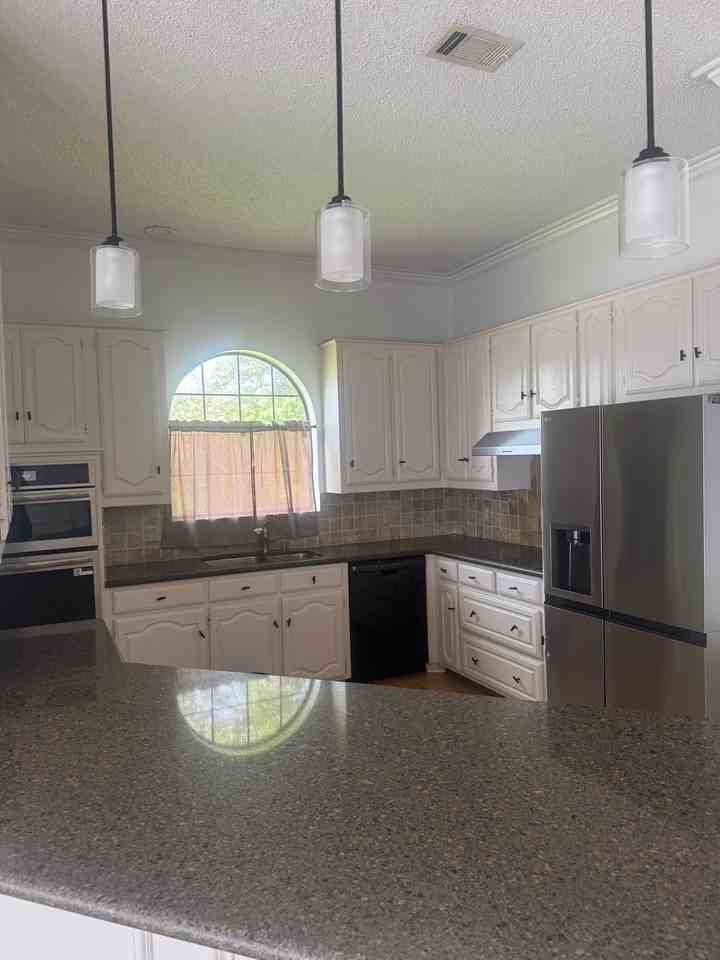 1401 Covington Dr - Photo 2 of 8