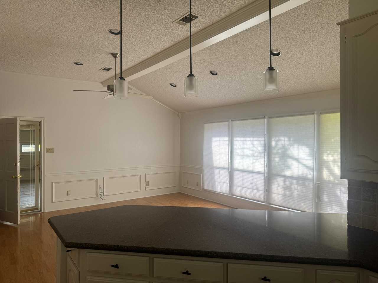 1401 Covington Dr - Photo 3 of 8