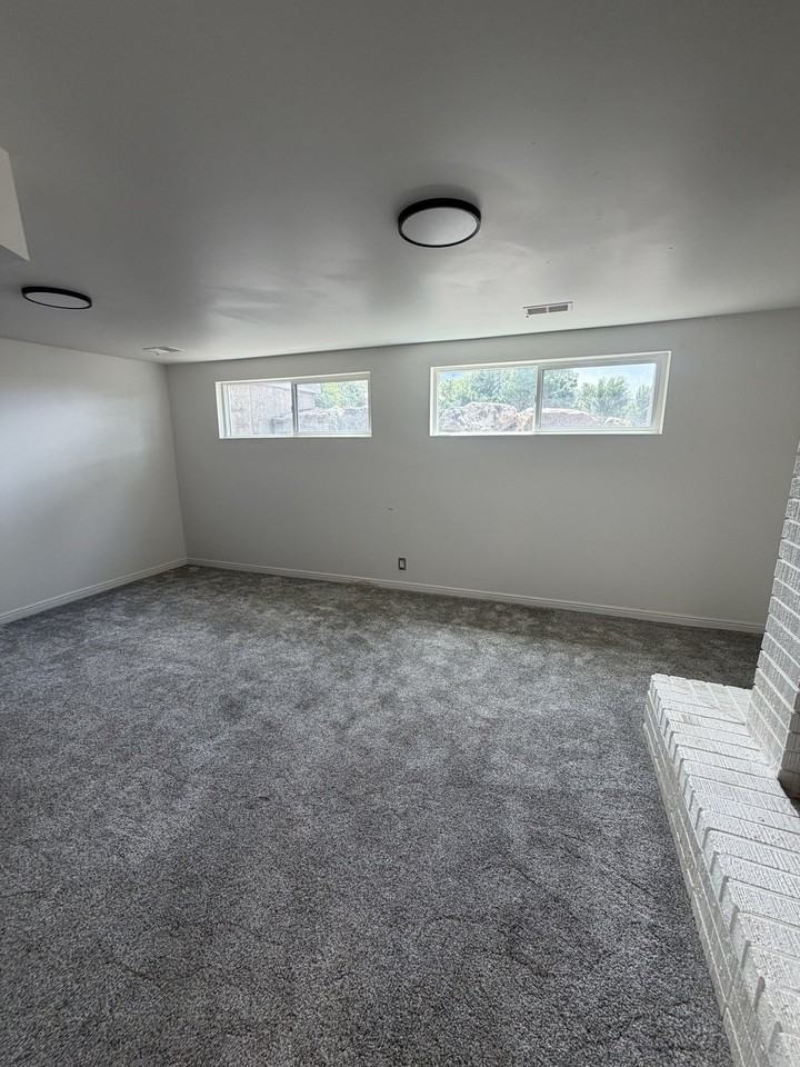 943 Crestwood Rd - Photo 3 of 9