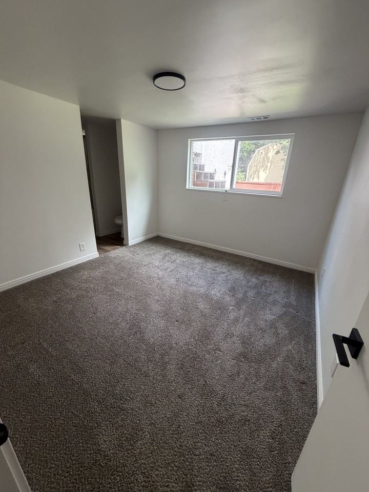 943 Crestwood Rd - Photo 6 of 9
