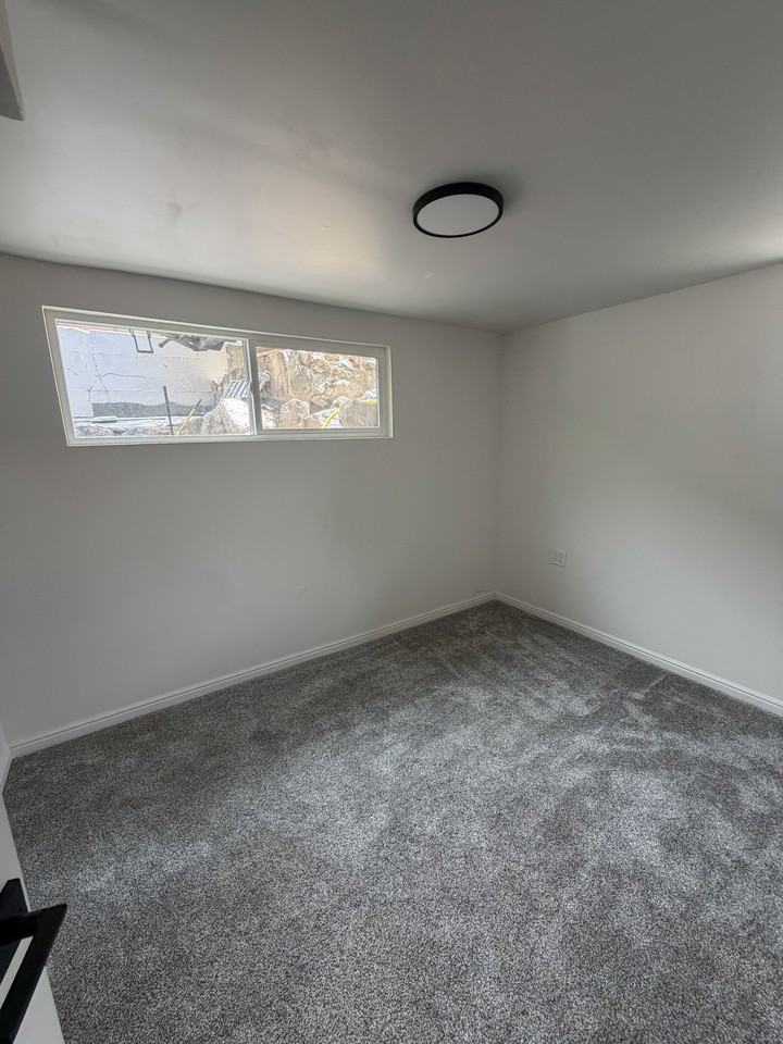 943 Crestwood Rd - Photo 7 of 9