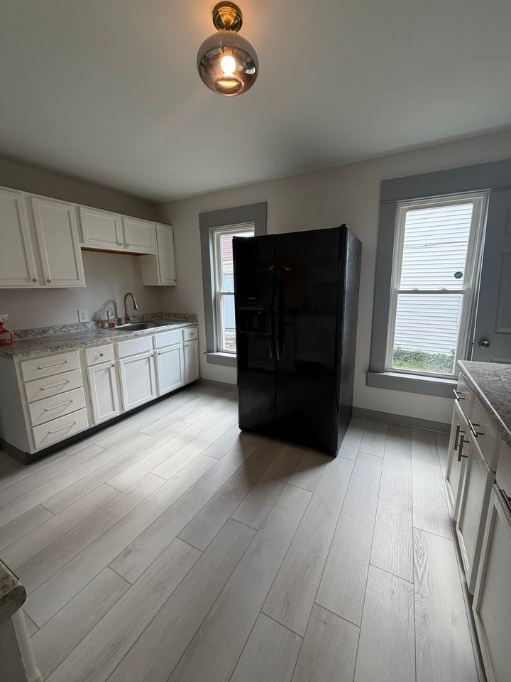 952 Logan St Se - Photo 4 of 10