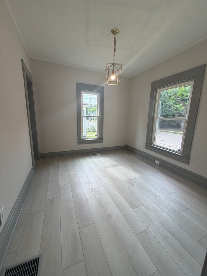 952 Logan St Se - Photo 5 of 10