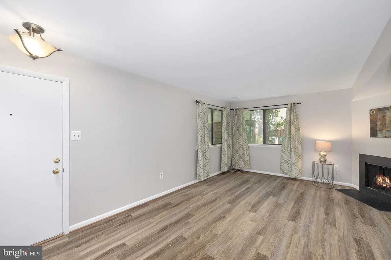 10673 Spring Oak Ct - Photo 3 of 20