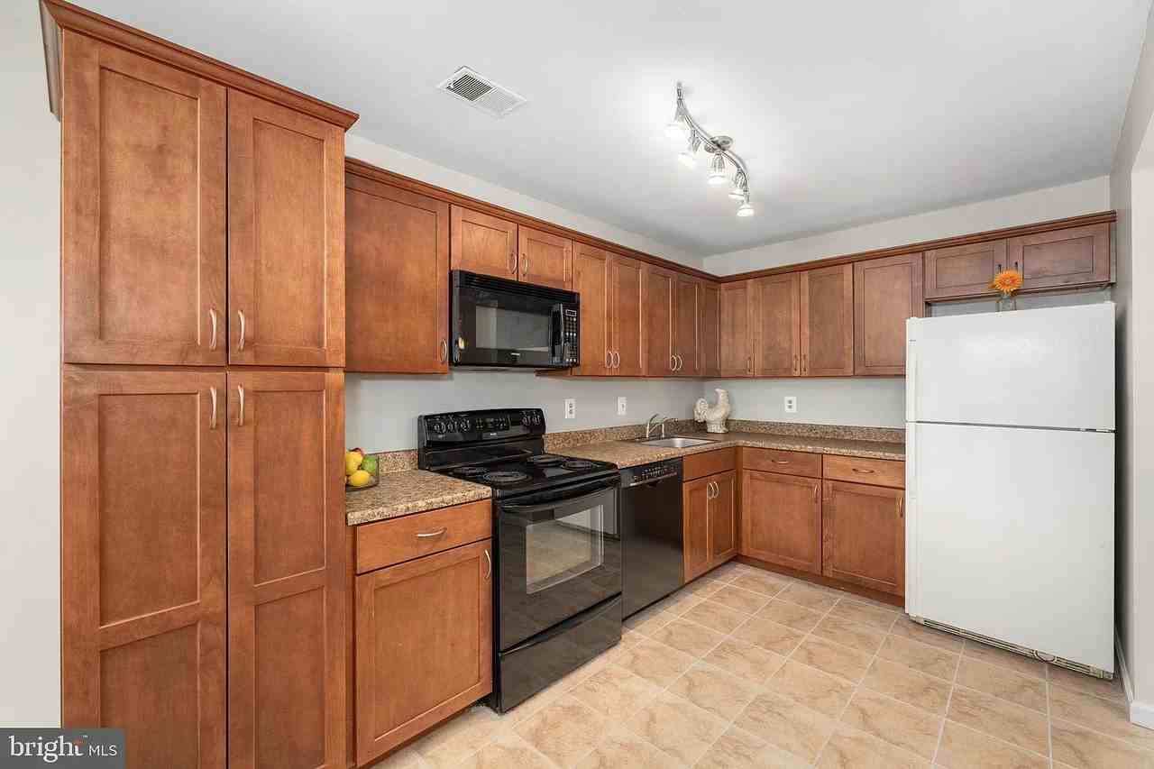 10673 Spring Oak Ct - Photo 7 of 20