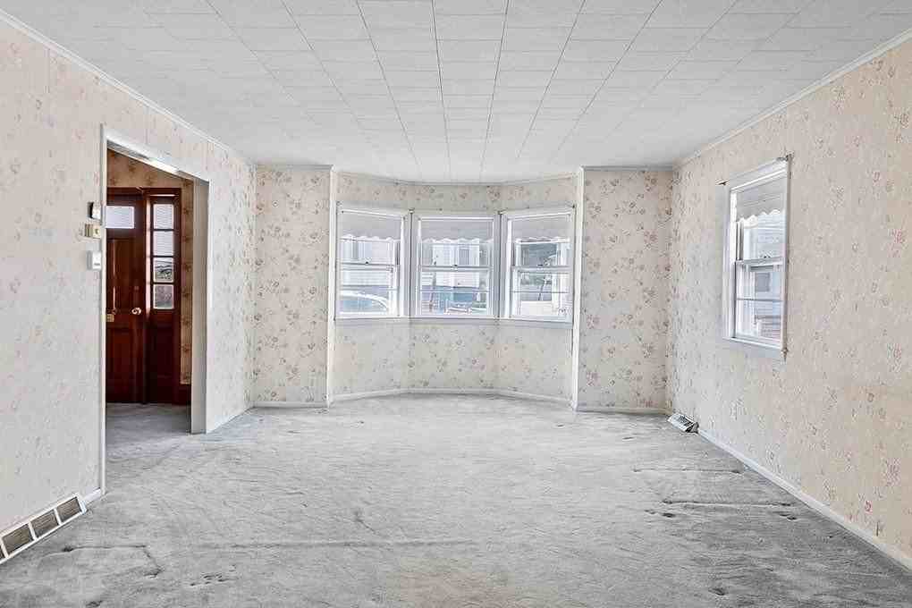 64 Arlington St - Photo 6 of 8