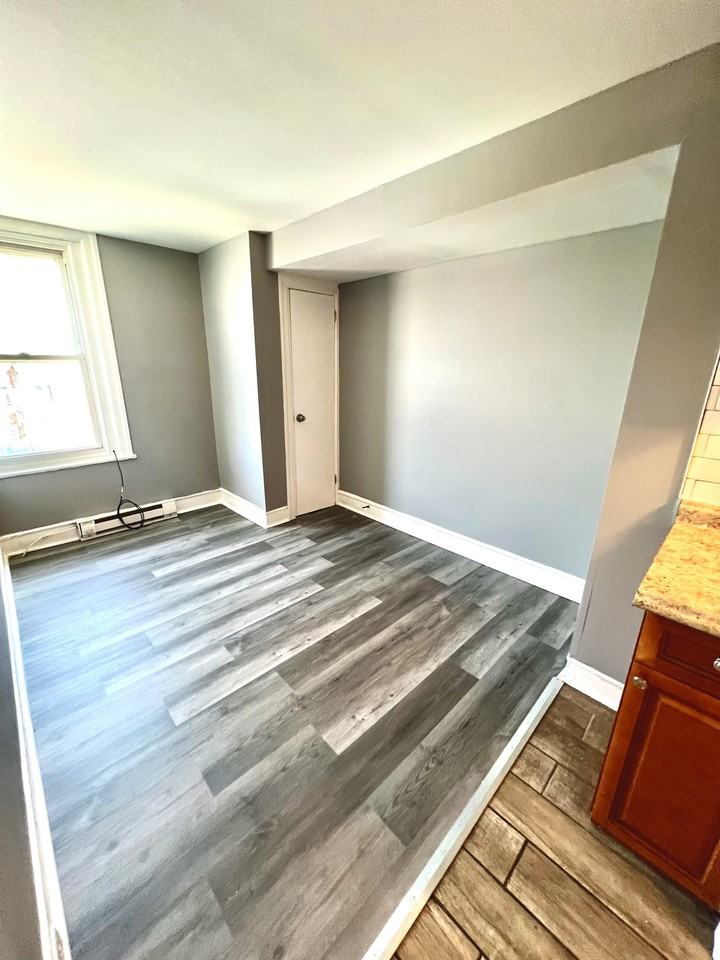 904 E Tioga St #2 - Photo 2 of 12