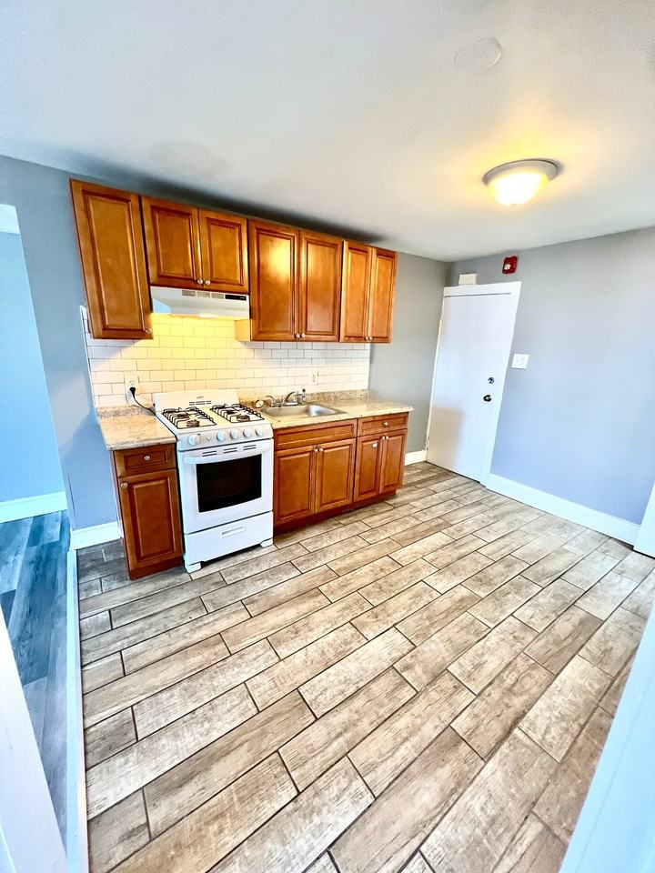 904 E Tioga St #2 - Photo 3 of 12