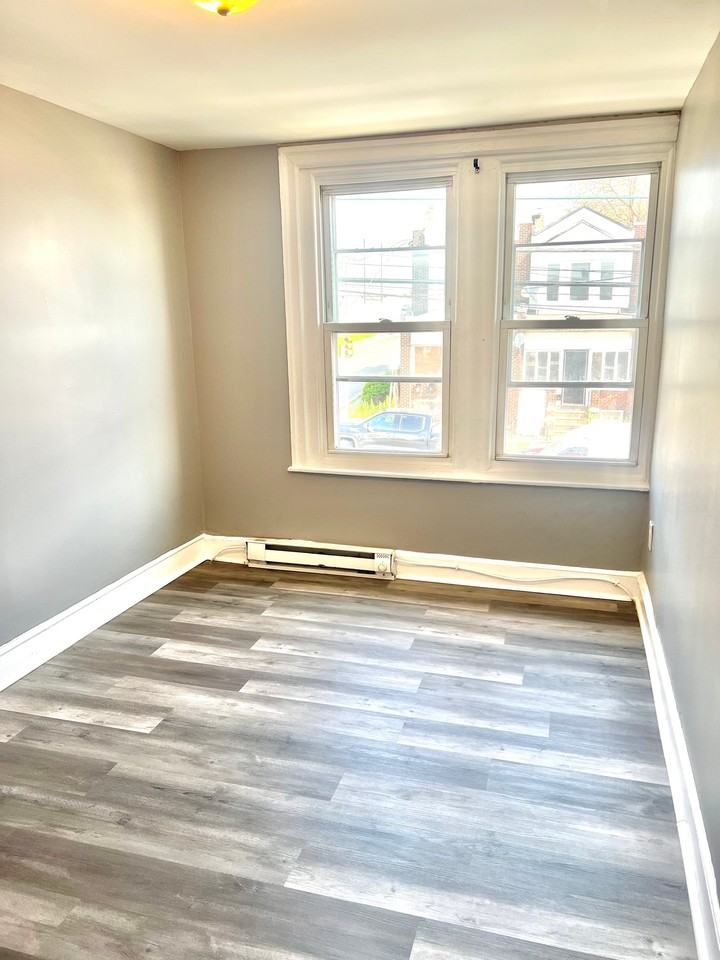 904 E Tioga St #2 - Photo 5 of 12