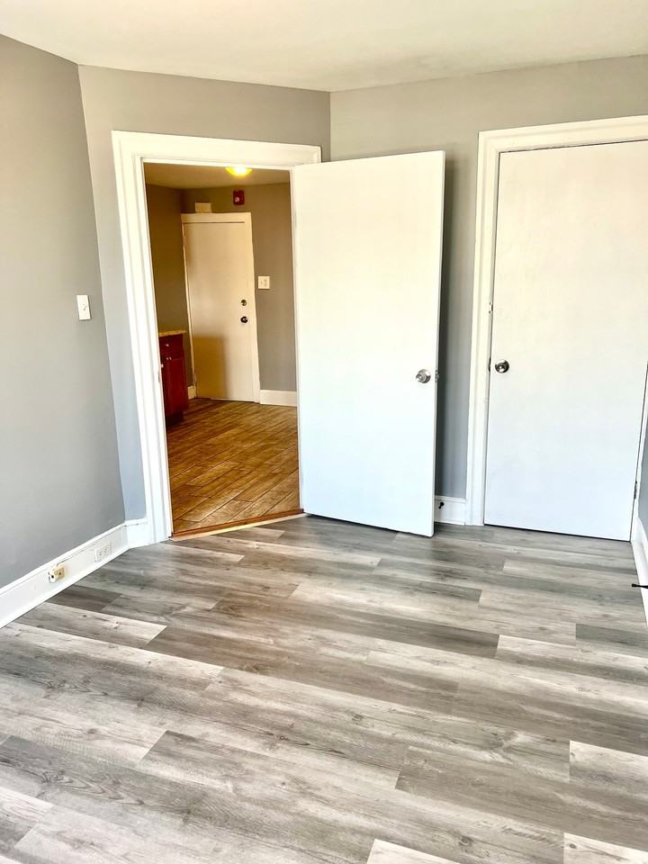 904 E Tioga St #2 - Photo 6 of 12
