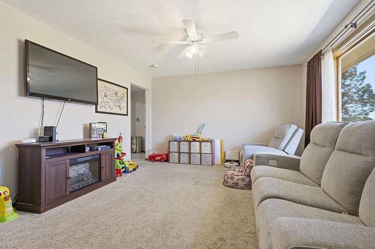 705 Eastview Dr - Photo 2 of 20