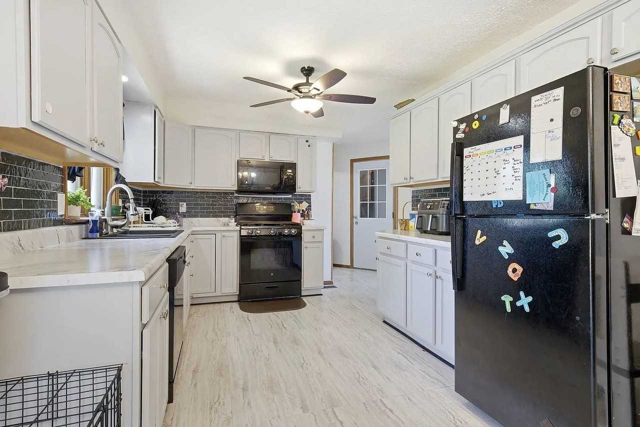 705 Eastview Dr - Photo 4 of 20