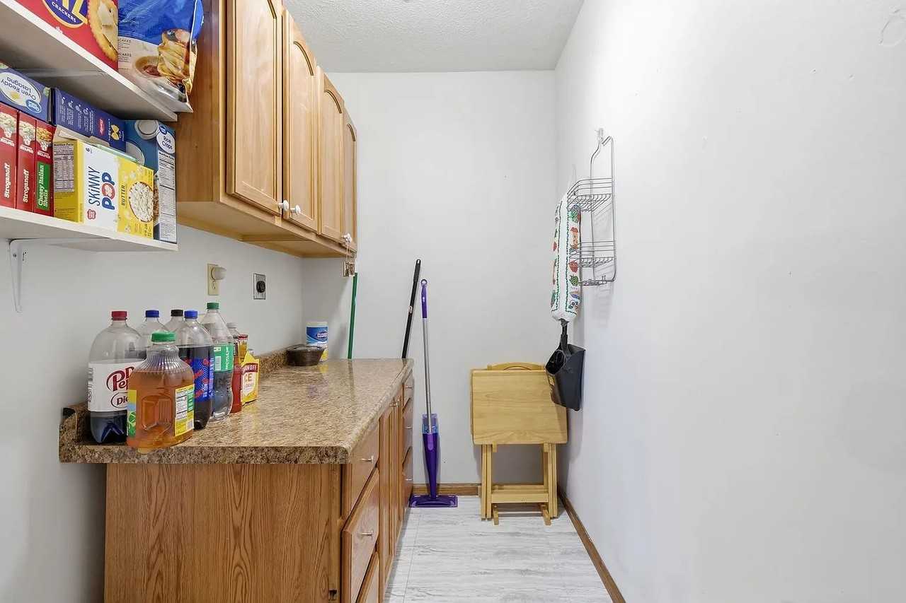 705 Eastview Dr - Photo 5 of 20