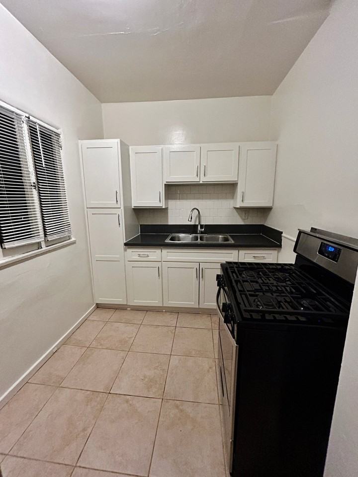 808 N Poinsettia Pl #808-2-5 - Photo 6 of 20