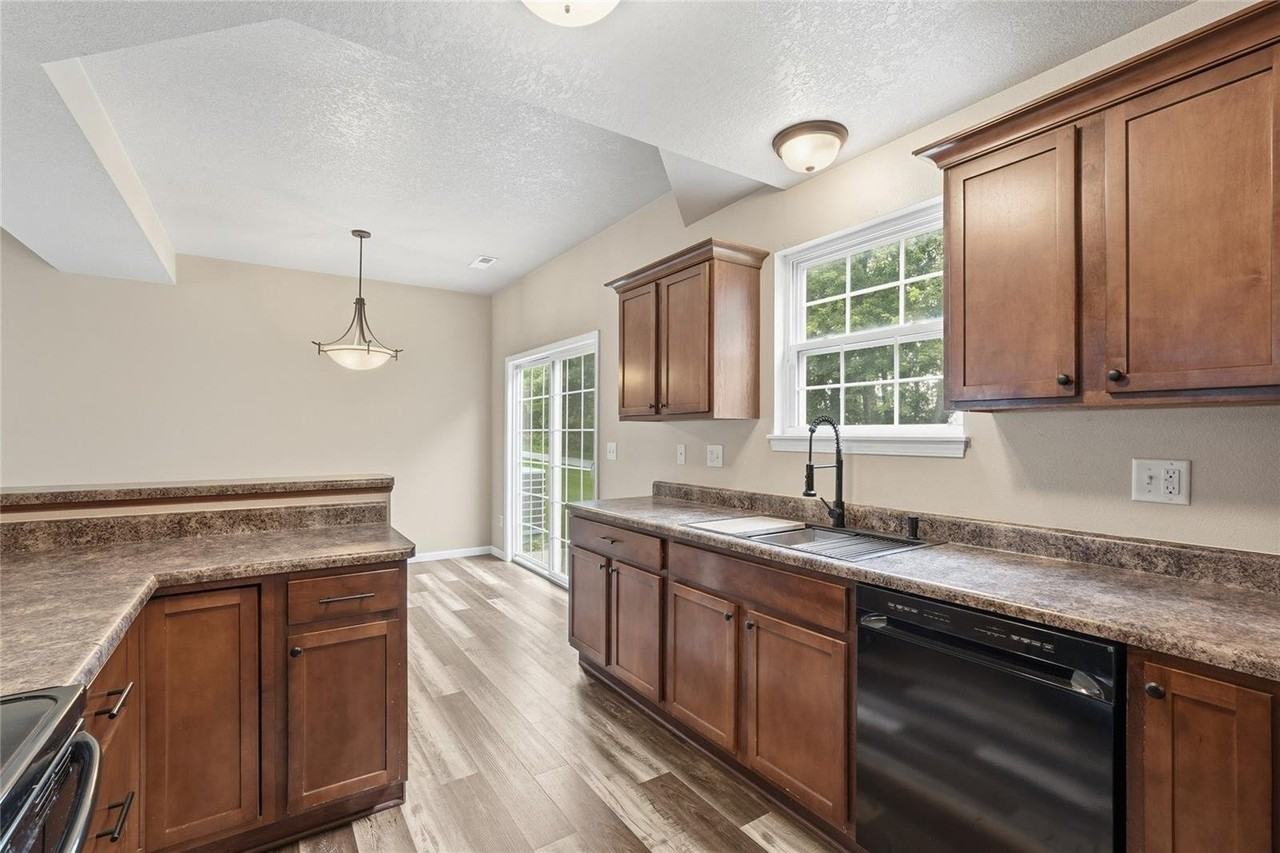 1694 Burr Dr - Photo 4 of 18