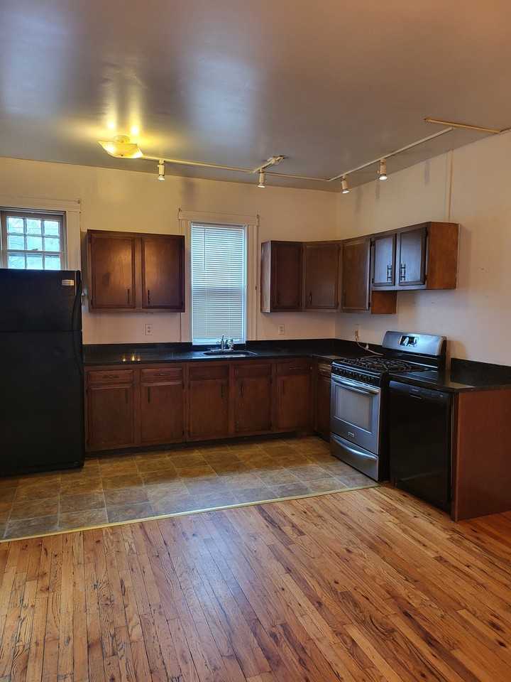376 Pearl St #REAR - Photo 5 of 16