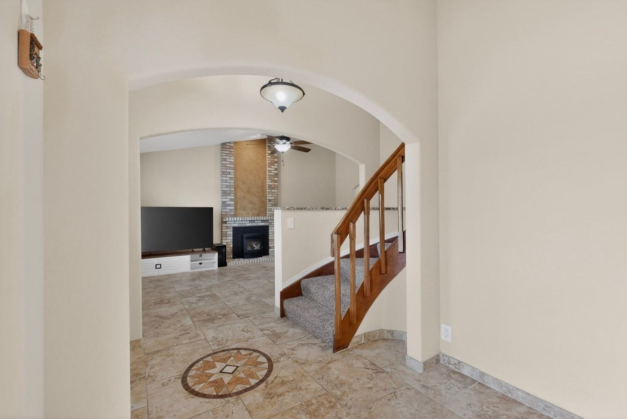 5612 Chelwood Park Blvd Ne - Photo 4 of 20