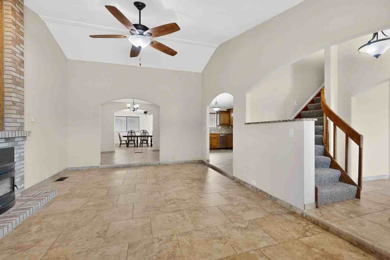 5612 Chelwood Park Blvd Ne - Photo 5 of 20