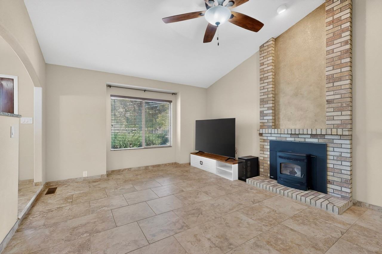 5612 Chelwood Park Blvd Ne - Photo 6 of 20