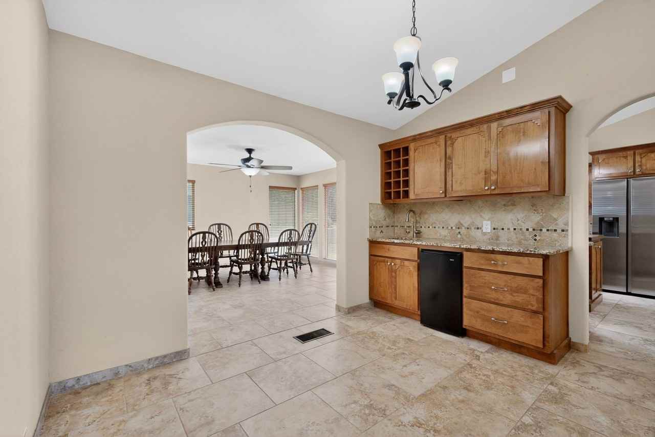 5612 Chelwood Park Blvd Ne - Photo 7 of 20