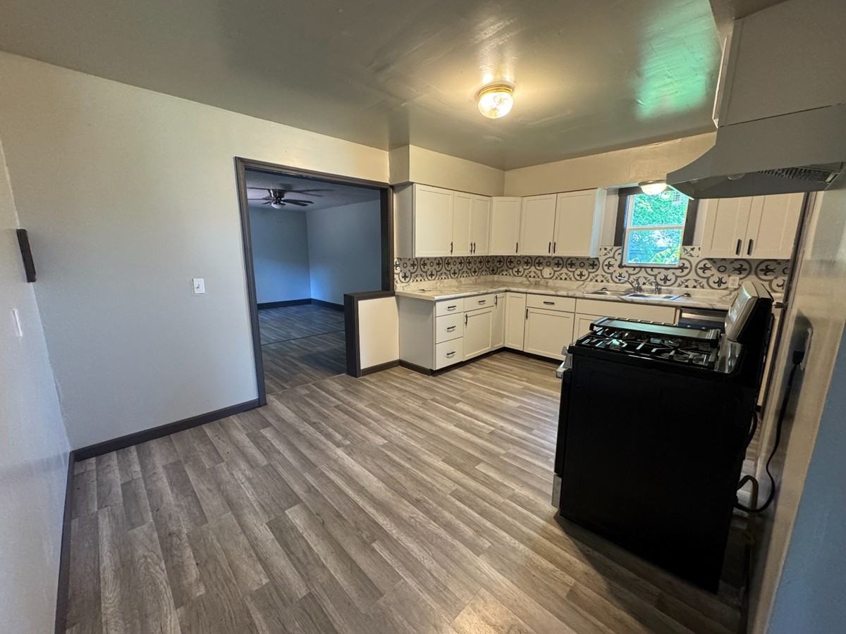 908 Ne 31st St #1 - Photo 4 of 12