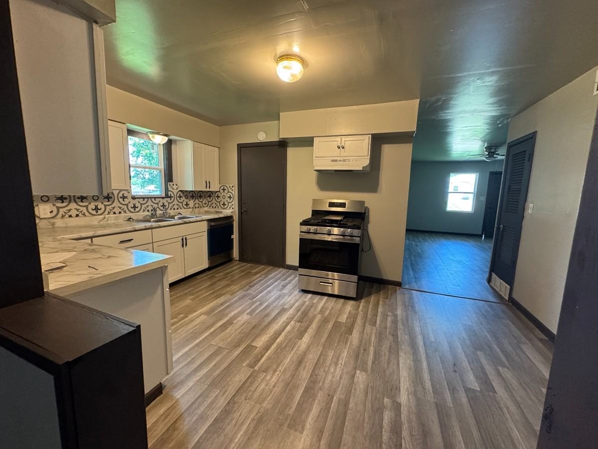 908 Ne 31st St #1 - Photo 5 of 12