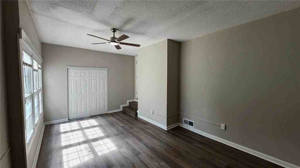 1007 Strawberry Ln - Photo 2 of 15