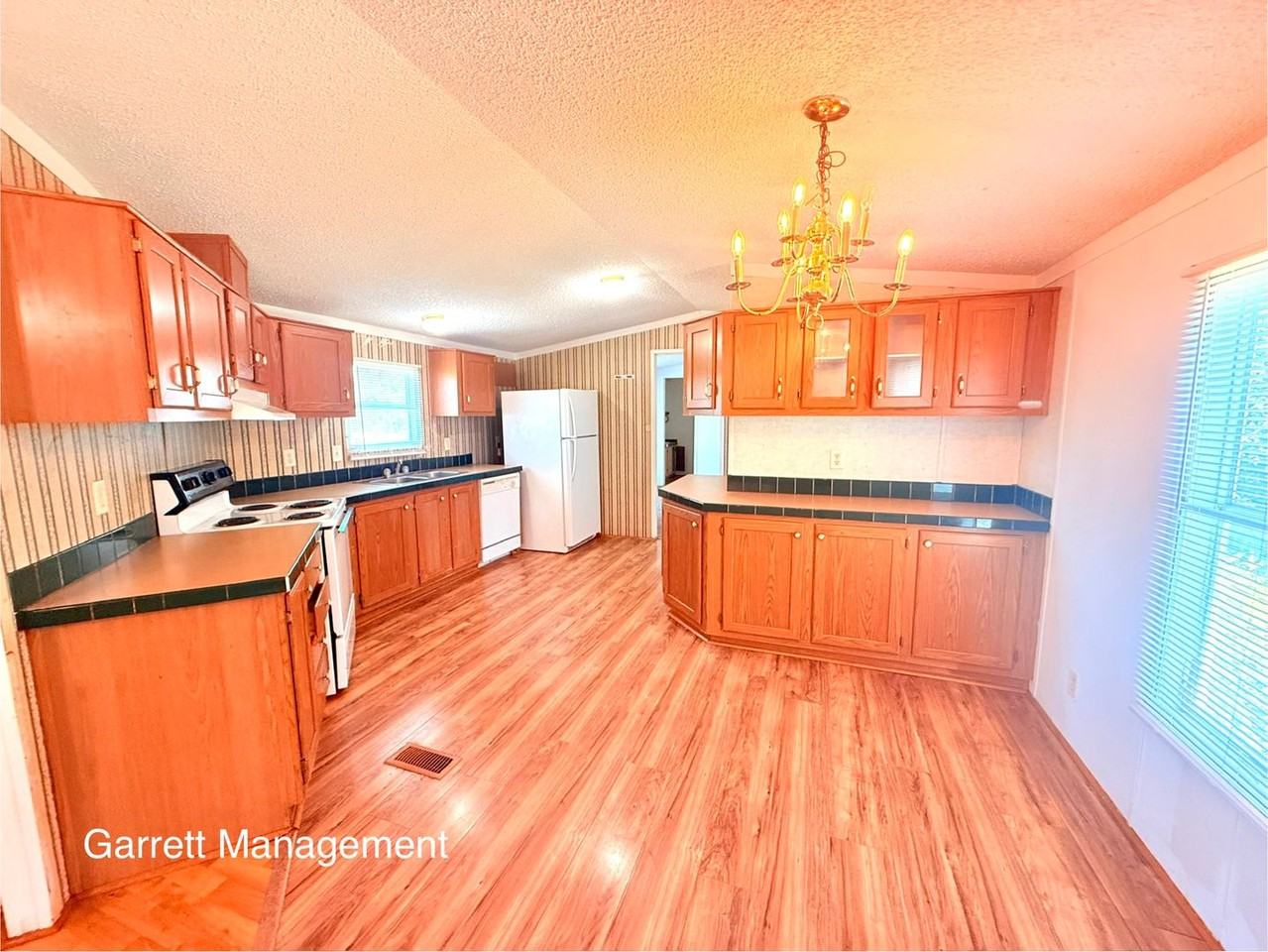 921 Seneca Dr - Photo 4 of 14