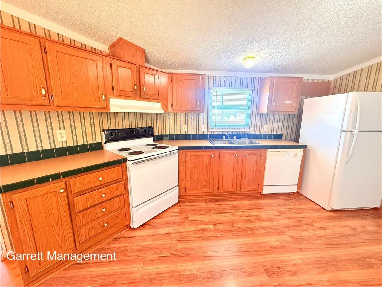 921 Seneca Dr - Photo 5 of 14