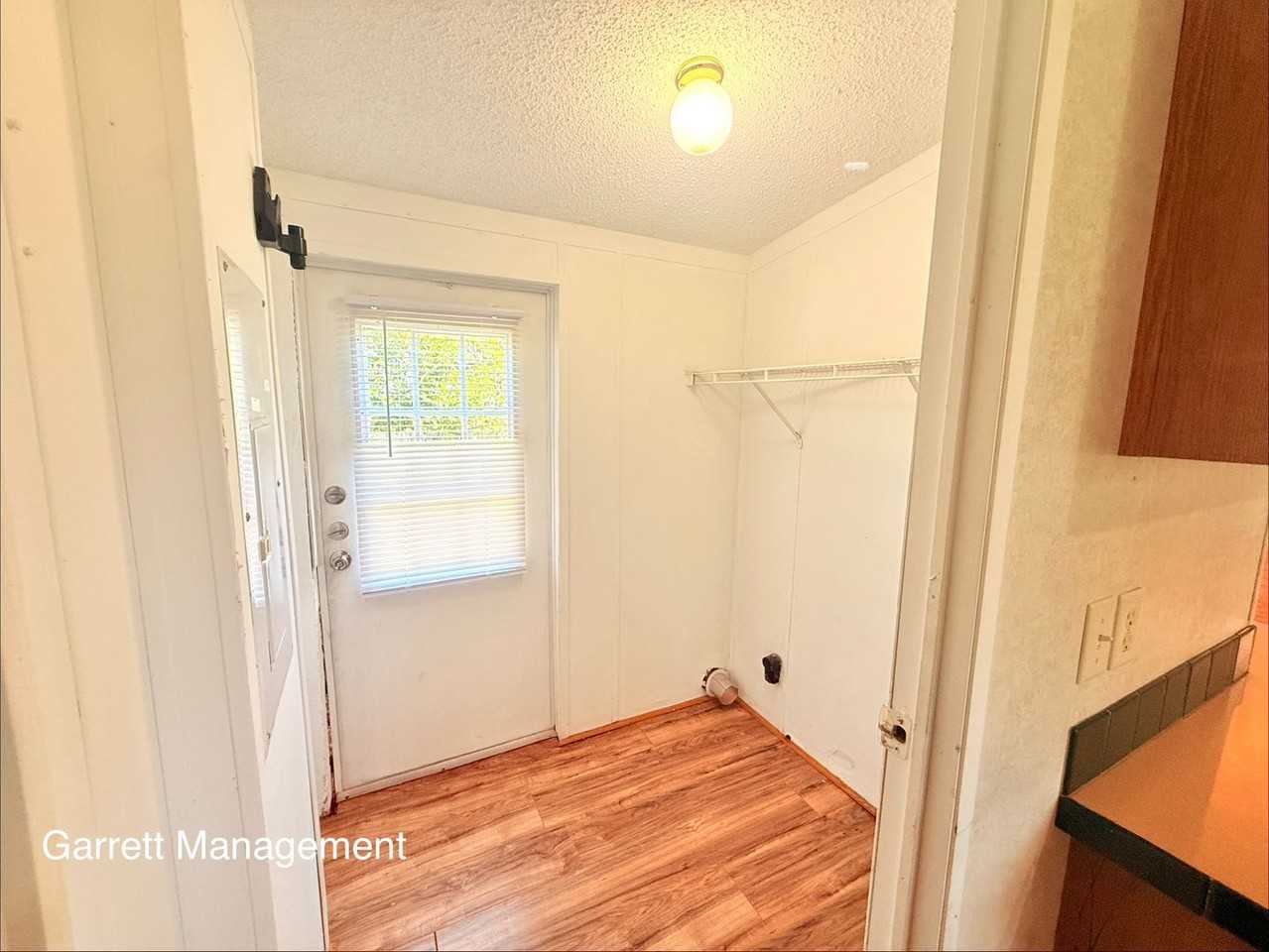 921 Seneca Dr - Photo 6 of 14