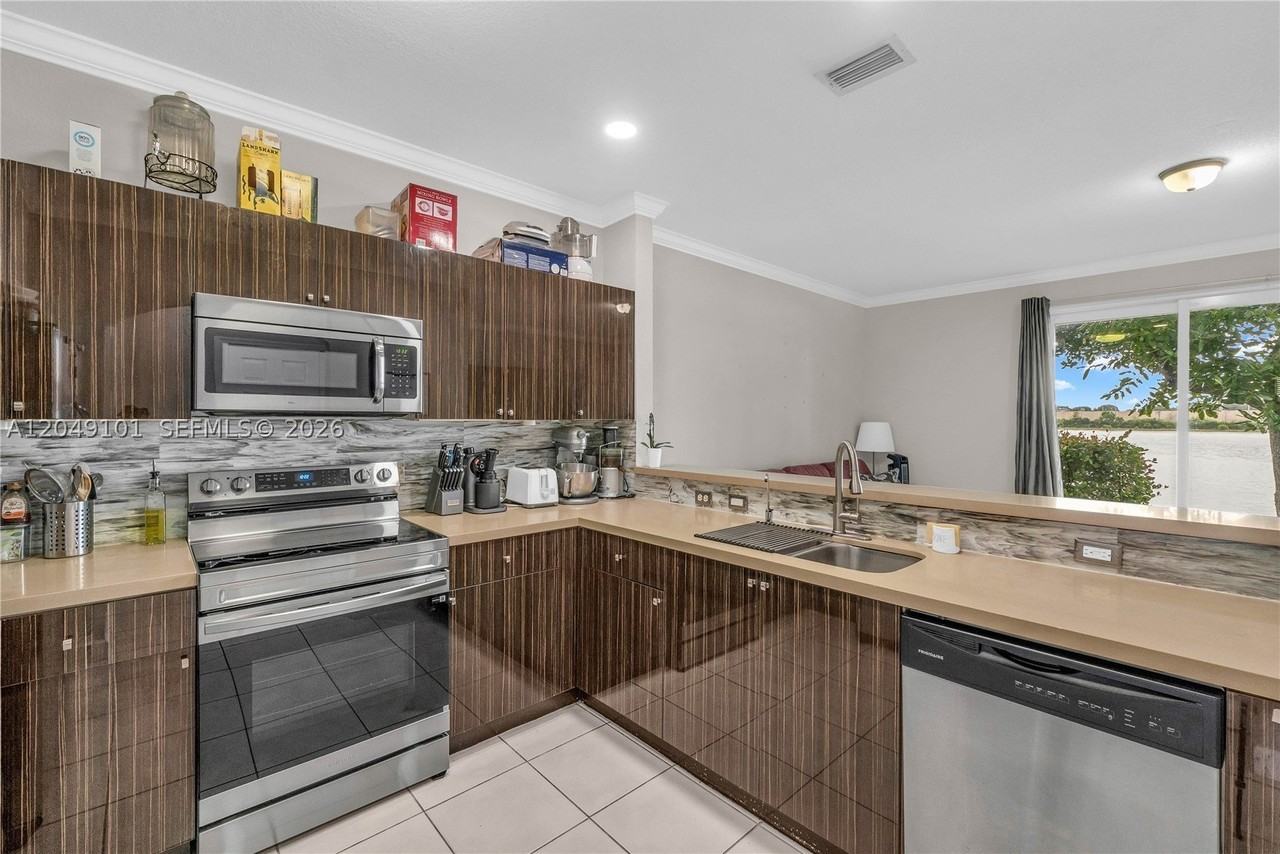 4015 Sw 156th Ave #210 - Photo 5 of 37