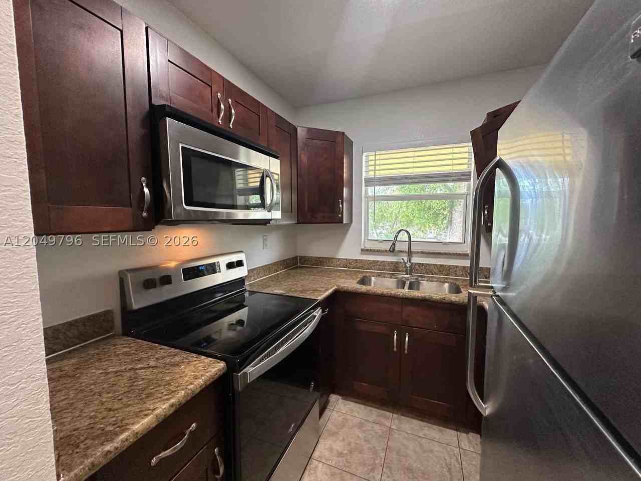2640 Ne 8th Ave #17 - Photo 6 of 35